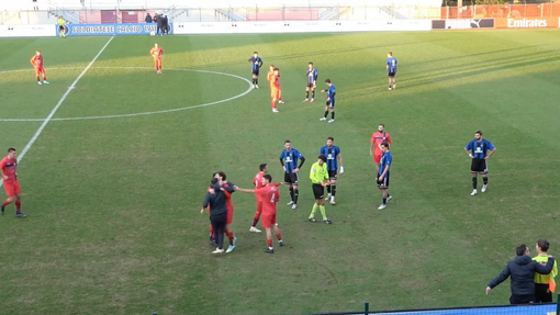 VIDEO. La Solbiatese crea valanghe di occasioni e vince 1-0. Un presunto sputo dalla panchina ospite all'arbitro fa finire la partita