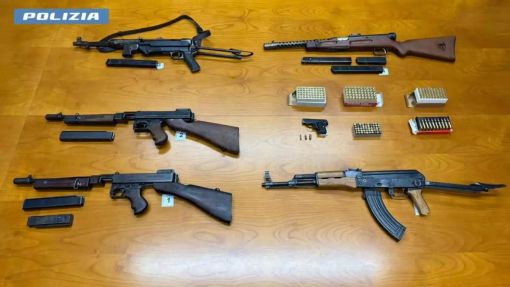 Mitragliatrici e armi da guerra nel furgone, due arresti