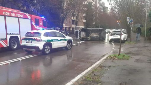 L'auto ribaltata a Saronno (foto tratta da IlSaronno.it)