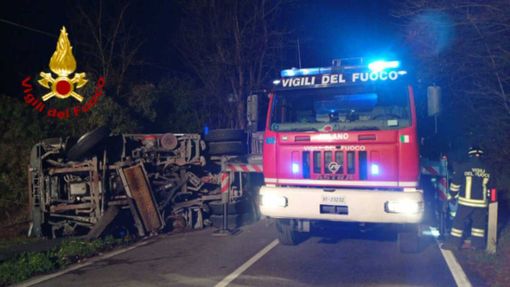 La spazzatrice ribaltata a Somma Lombardo