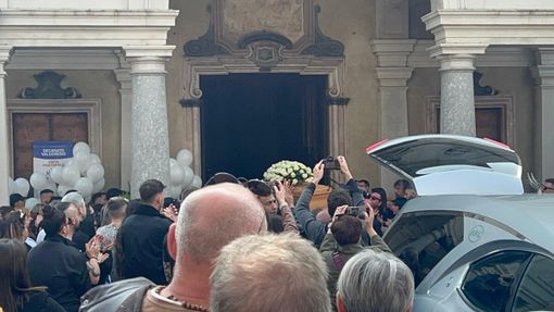 L'uscita del feretro di Enzo Ambrosino dalla chiesa di Induno Olona L'uscita del feretro di Enzo Ambrosino dalla chiesa di Induno Olona