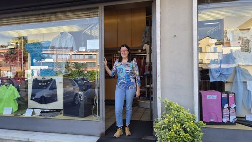 L'ultima protagonista di una storia che in viale Borri continua da settant'anni: ecco Luana Aimar davanti al suo negozio L'ultima protagonista di una storia che in viale Borri continua da settant'anni: ecco Luana Aimar davanti al suo negozio