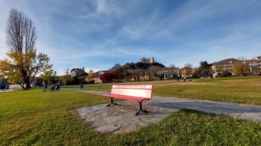 La panchina rossa sul lungolago di Angera