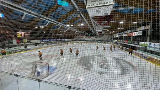 La festa dei Mastini a fine partita ad Appiano: grazie all'anonimo cuore giallonero che ci ha invitato la foto dall'Alto Adige