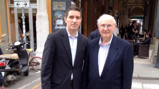 Il gm biancorosso Michael Arcieri qualche anno fa a Bologna insieme al padre George. Il luogo è l'incrocio tra via dell'Indipendenza e via Milazzo, dove decenni prima i suoi genitori si erano incontrati Il gm biancorosso Michael Arcieri qualche anno fa a Bologna insieme al padre George. Il luogo è l'incrocio tra via dell'Indipendenza e via Milazzo, dove decenni prima i suoi genitori si erano incontrati