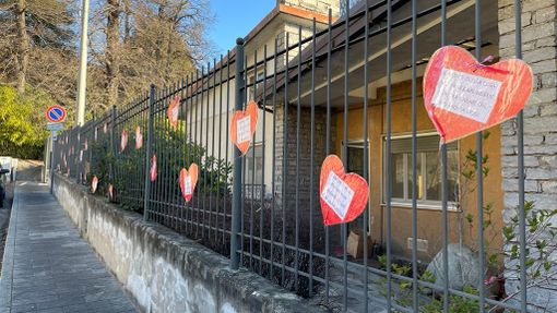 I messaggi d'amore a forma di cuore dei bimbi dell'asilo Vasconi di Besozzo affissi ai cancelli della scuola I messaggi d'amore a forma di cuore dei bimbi dell'asilo Vasconi di Besozzo affissi ai cancelli della scuola