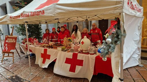 Un banchetto speciale della Cri in corso Matteotti: basta poco per un dono che sostiene chi ne ha bisogno