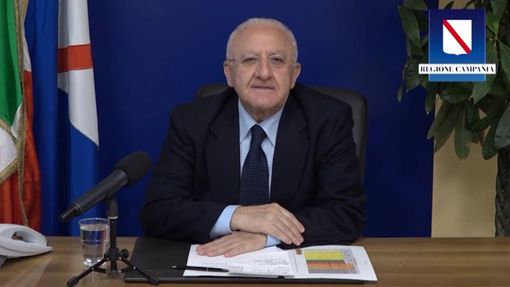VIDEO. De Luca su Salvini: «Ha la faccia come il fondoschiena». La replica: «Da poveretti fare la conta dei morti con soddisfazione»