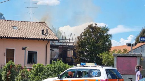Maxi incendio a Tradate: in fiamme 3 edifici Maxi incendio a Tradate: in fiamme 3 edifici