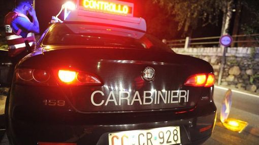 Non si ferma all'alt dei carabinieri e si schianta contro un muro dopo un inseguimento