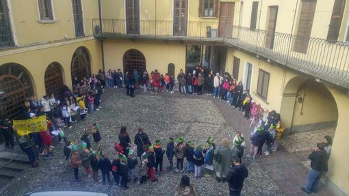 Il corteo degli alunni delle scuole di Gemonio per promuovere il risparmio energetico Il corteo degli alunni delle scuole di Gemonio per promuovere il risparmio energetico