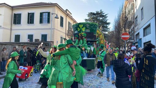 FOTO. La sfilata dei carri di Carnevale colora le strade di Ispra