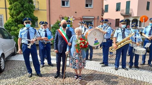 La signora Giovannina, con il sindaco e la banda in una foto tratta dalla pagina Facebook di Emilio Aliverti