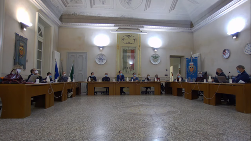 La chiusura dell'asilo nido infiamma ancora una volta il consiglio comunale di Laveno Mombello