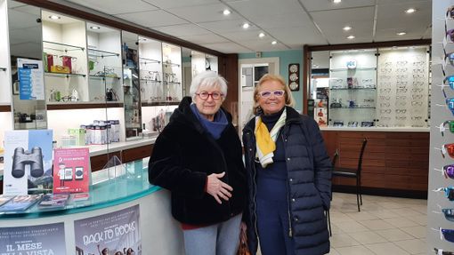 «A fine anno il nostro lungo viaggio giunge al termine: grazie a tutti i clienti». Firmato: Giovanna e Raffaella dell'Otticamoderna Giorgi