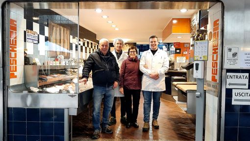 I titolari Luigi, Anna e Luca Piccinelli, brinziesi, posano assieme al loro dipendente Marcello Toletti per una fotografia ricordo sul limitare del negozio di corso Matteotti, che da mercoledì riaprirà in via Veratti