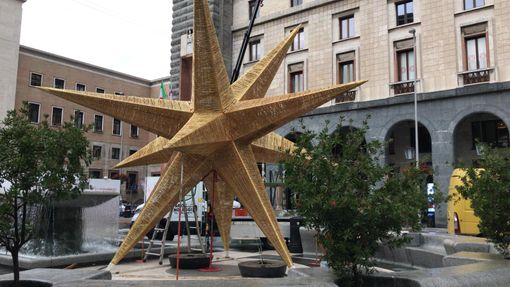 Una grande stella di Natale è atterrata in piazza Monte Grappa. Nelle foto della gallery l'allestimento della pista del ghiaccio ai Giardini e le luci natalizie che verranno accese nel prossimo weekend in via San Martino per la tradizionale festa