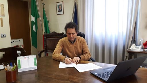 Il sindaco di Vedano firma il Patto Il sindaco di Vedano firma il Patto