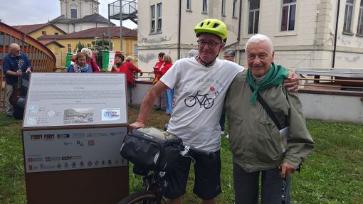 Il ciclista della memoria varesino Giovanni Bloisi all'inaugurazione del totem di Verbania