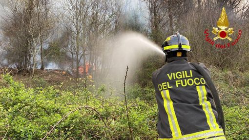 Buone notizie da Montegrino: l'incendio non ha più fronti attivi