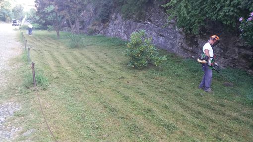 FOTO - I volontari seniores del Cai di Varese sistemano il verde della Via Sacra