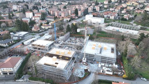 La vista dall'alto del nuovo polo scolastico e sportivo che sta nascendo a San Fermo (Foto e video Alessandro Umberto Galbiati) La vista dall'alto del nuovo polo scolastico e sportivo che sta nascendo a San Fermo (Foto e video Alessandro Umberto Galbiati)