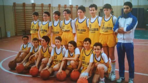 Una splendida foto delle giovanili della mitica Cestistica Gorlese (oggi Draghi Gorlazy): il sindaco di Gorla Maggiore è il secondo in piedi da destra con il numero 11 e Fabio Porta è davanti a lui