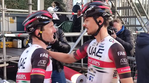 L'abbraccio del vincitore al compagno varesino Alessandro Covi, terzo e grande protagonista del Laigueglia e di questo inizio stagione