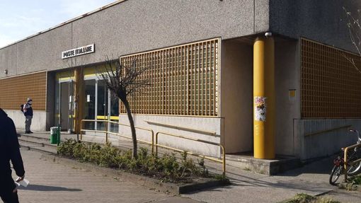 Saronno, tentata rapina alla Posta. Malore per due dipendenti Saronno, tentata rapina alla Posta. Malore per due dipendenti