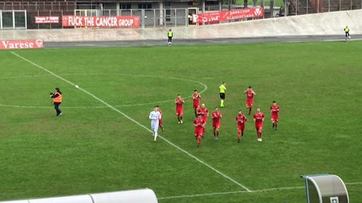 Gli applausi della squadra al pubblico (e viceversa) prima del via dicevano già tutto Gli applausi della squadra al pubblico (e viceversa) prima del via dicevano già tutto