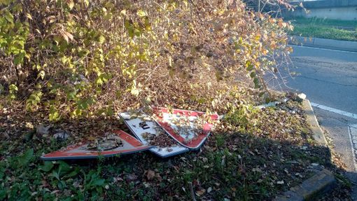 Il cartello abbattuto in viale Europa a Varese