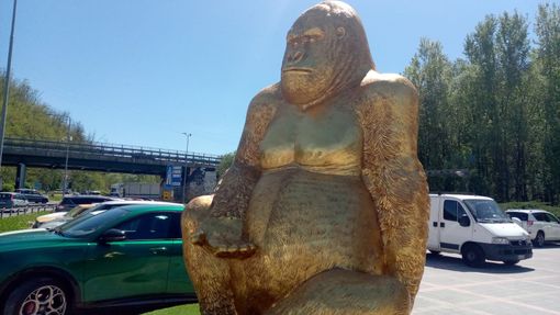 La statua del gorilla dorato nel parcheggio di Arredo Più La statua del gorilla dorato nel parcheggio di Arredo Più