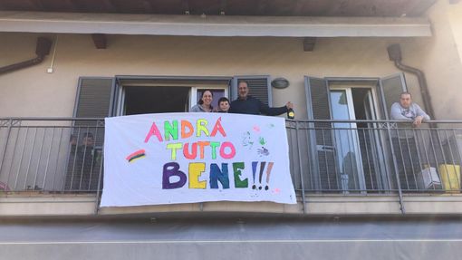 Coronavirus, sui balconi di Varese il lenzuolo pitturato dai bimbi: «Andrà tutto bene» Coronavirus, sui balconi di Varese il lenzuolo pitturato dai bimbi: «Andrà tutto bene»