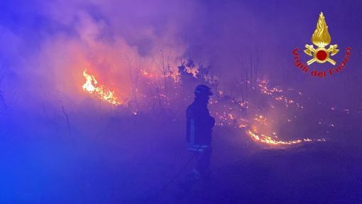 FOTO e VIDEO. Una notte di lavoro per fermare il rogo nei boschi di Montegrino: due chilometri il fronte dell'incendio. Tornano i Canadair