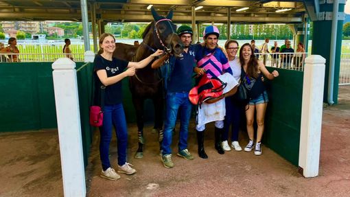 Alessandro Bonfatti, Tilly The Filly e l’allenatrice Federica Tomasini subito dopo il successo di mercoledì scorso (credit Brusa.Media) Alessandro Bonfatti, Tilly The Filly e l’allenatrice Federica Tomasini subito dopo il successo di mercoledì scorso (credit Brusa.Media)