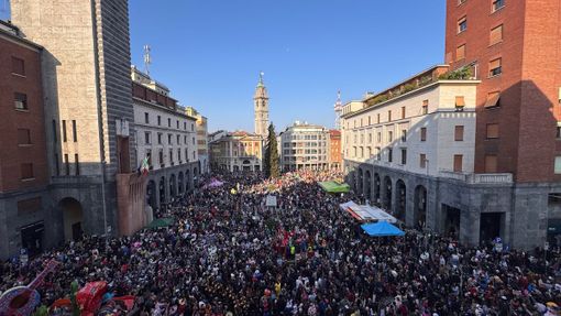Piazza Monte Grappa stracolma di persone: è l'immagine simbolo del Carnevale Bosino 2025 (foto di Alessandro Galbiati)