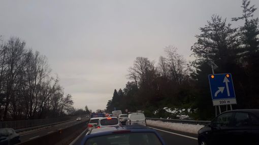 Code infinite in entrata a Varese per la chiusura di una corsia della bretella Code infinite in entrata a Varese per la chiusura di una corsia della bretella