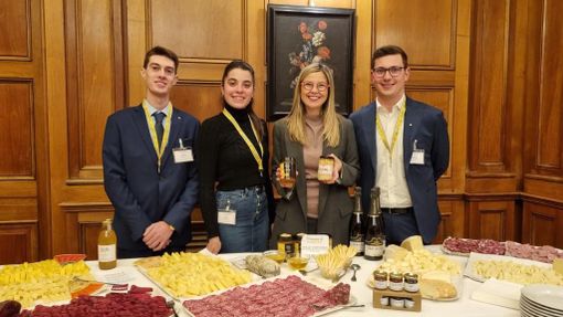 Aperitivo a base di prodotti tipici varesini alla Camera Aperitivo a base di prodotti tipici varesini alla Camera