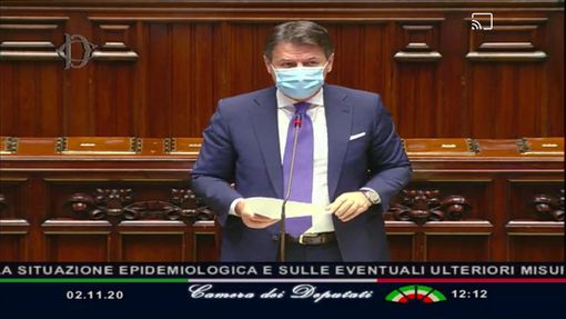 Conte: «Limiti alla circolazione delle persone di sera e alla mobilità tra regioni, capienza dei mezzi pubblici al 50%. Più restrizioni nelle zone a rischio»