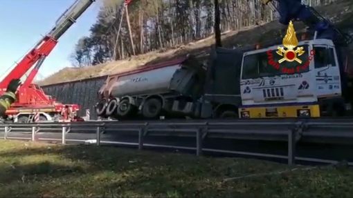 VIDEO. Camion ribaltato alla svincolo dell'A8 diramazione A26, terminate le operazioni di recupero. Riaperta l'uscita di Sesto VIDEO. Camion ribaltato alla svincolo dell'A8 diramazione A26, terminate le operazioni di recupero. Riaperta l'uscita di Sesto