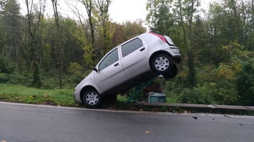 Auto sbanda in curva alla Rasa e finisce sospesa su un palo Auto sbanda in curva alla Rasa e finisce sospesa su un palo