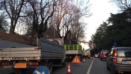 Lavori all'ora di punta in centro a Varese: tutti a passo d'uomo sul ring Lavori all'ora di punta in centro a Varese: tutti a passo d'uomo sul ring
