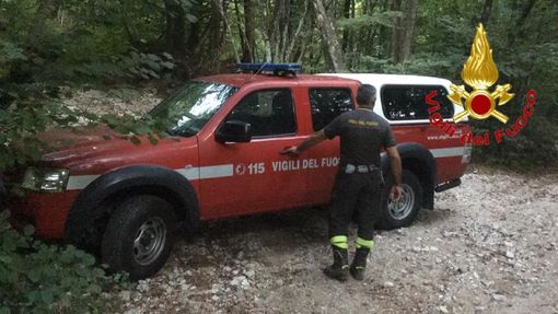 Dispersa nei boschi di Orino: dà l'allarme con il cellulare e viene recuperata dai vigili del fuoco