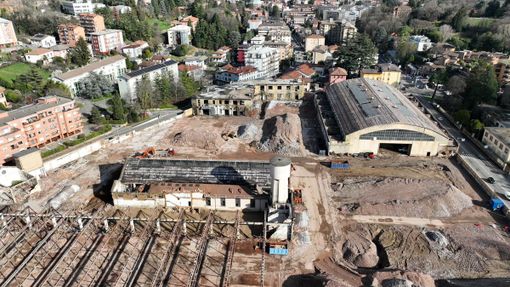 L'area ex Aermacchi in demolizione (foto Alessandro Galbiati - VareseNoi.it)
