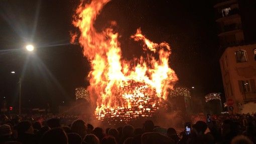 Sabato sera VareseNoi vi porta nelle case il Falò di Sant'Antonio. Diretta con tanti ospiti, da Caja alla musica degli SdueT