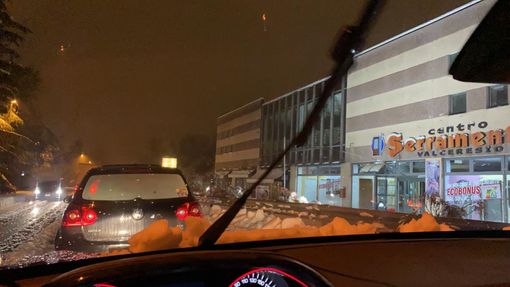 Neve e ghiaccio, odissea su treni e strade. «Quattro ore ferma al buio e al gelo sulla Varesina prima del Ponte di Vedano» Neve e ghiaccio, odissea su treni e strade. «Quattro ore ferma al buio e al gelo sulla Varesina prima del Ponte di Vedano»