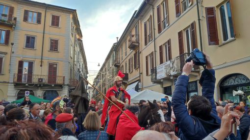 Varese, rivive la tradizione: celebrazioni, mercatini e solidarietà per la Festa di San Martino Varese, rivive la tradizione: celebrazioni, mercatini e solidarietà per la Festa di San Martino
