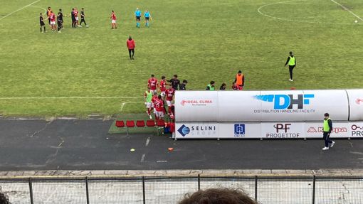 Sotto in gallery lo striscione della curva rivolto alla società esposto oggi al Franco Ossola