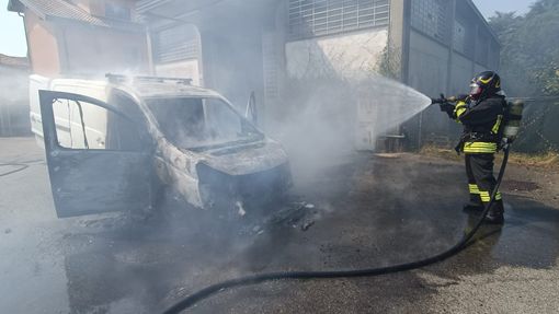 Varese, furgone in fiamme tra Casbeno e il lungolago Varese, furgone in fiamme tra Casbeno e il lungolago