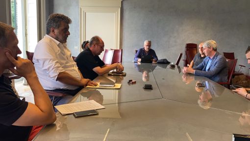 VIDEO. Galimberti: «Ok ai lavori allo stadio, ma prima l'impegno scritto del Varese per la C». Amirante: «L'avrete, non la garanzia del club in caso di mancato ripescaggio. Da verificare il termine ultimo del 19 luglio...» VIDEO. Galimberti: «Ok ai lavori allo stadio, ma prima l'impegno scritto del Varese per la C». Amirante: «L'avrete, non la garanzia del club in caso di mancato ripescaggio. Da verificare il termine ultimo del 19 luglio...»